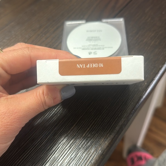 New HUDA BEAUTY GLOWISH Luminous Pressed Powder Shade 10 Deep Tan - Picture 3 of 4